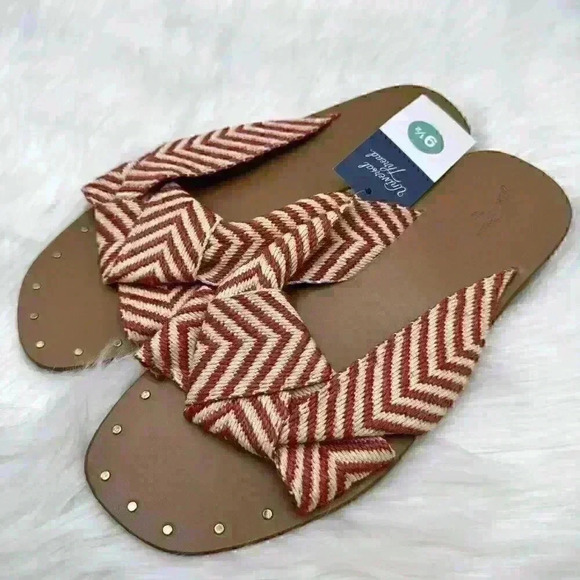 NWT Women's Louise Chevron Print Knotted Slide Sandals - Universal Thread - Red - Picture 6 of 8